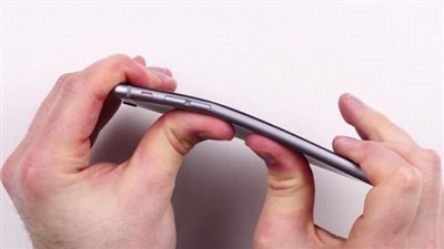 آيفون 8 يقود 