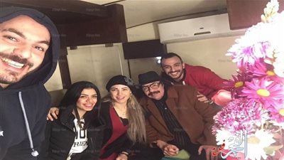 ابناء طلعت زكريا يحتفلون بعيد ميلاده في موقع تصوير 