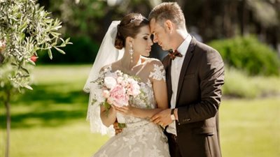 إطلالة أنيقة من فساتين الزفاف ذات الأكتاف المنسدلة لعروس 2017 (صور)