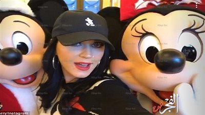 كاتي بيري تزور ديزني لاند مع حبيبها أورلاندو (صور)