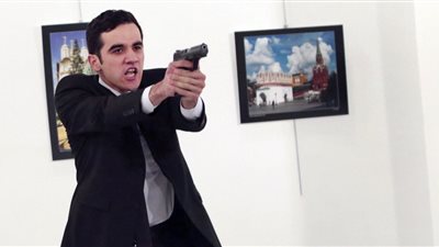 ما لا تعرفه عن مصور صورة قاتل السفير الروسي بأنقرة (صور)