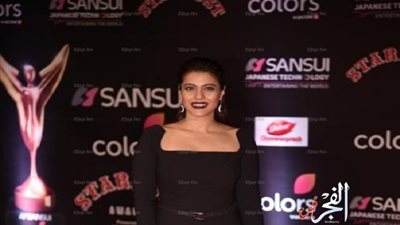 كاجول تتألق بالأسود في حفل توزيع جوائز Stardust Awards (صور)