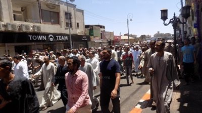 أهالي نجع حمادي يودعون جثمان شهيد بقوات أمن القاهرة