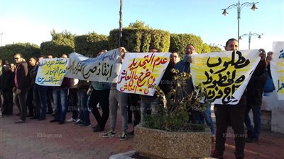 عمال الزجاج الدوائي بالسويس ينظمون وقفة أمام المحافظة لتحقيق مطالبهم (صور)