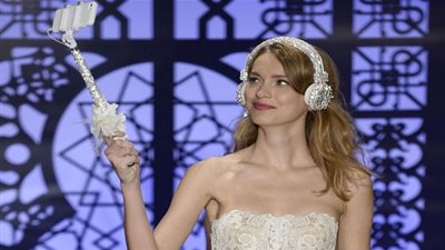 عروس 2017 ستحمل عصا السيلفي وترتدي السماعات! (صور)