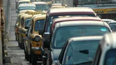 ازدحام مروري أمام جامعة القاهرة.. وتصادم أعلى دائري الوراق 