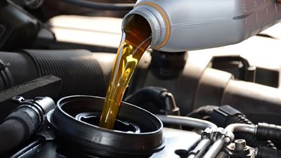 ما الفرق بين زيت المحرك وزيت ناقل الحركة؟