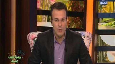 معلمة تبكي على الهواء بعد تعرضها للضرب بالقلم من طالب إعدادي (فيديو) 