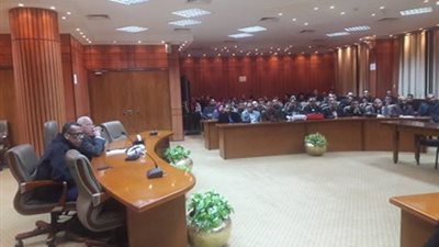 محافظ بورسعيد لشباب مشروع الـ 58 مصنع: الرئيس السيسي سيسلمكم عقود المصانع خلال زيارته