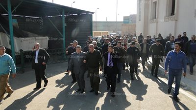 إخلاء 8 كافيتريات بالقوة الجبرية لعدم سداد الإيجار بموقف دمنهور (صور)