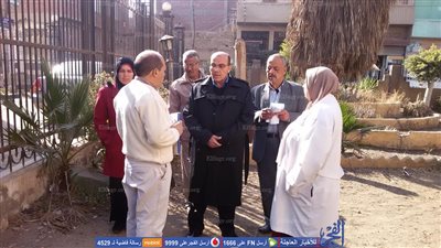 رئيس مدينة بركة السبع يحيل 13 موظف للتحقيق بسبب تقصيرهم في العمل (صور)