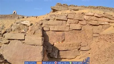 اكتشاف جدار أثري فرعوني يرجح وجود مجموعة مقابر بأسوان 