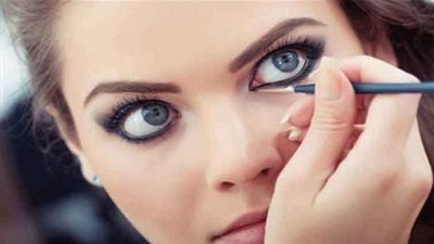 بالخطوات كيف يمكنك منع الكحل من السيلان