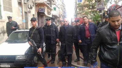 القيادات الأمنية تتابع أعمال إخماد النيران بمصنع الأحذية بـ