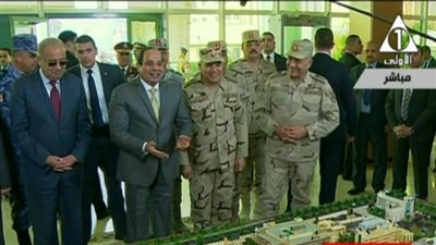 السيسي مداعبًا مدير المجمع الطبي: 