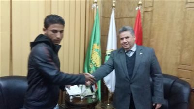 بالصور.. رئيس جامعة بنها يستقبل نجل شهيد كمين الهرم 