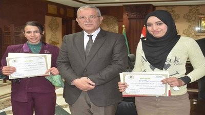 محافظ المنيا يكرم فتاتين نجحا في العمل الحر الجاد 