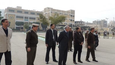  مدير أمن المنيا يفاجأ الخدمات المعينة على إحدى الكنائس 