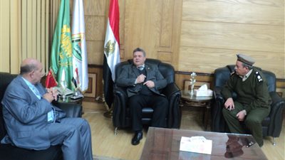 رئيس جامعة بنها يبحث مع مدير أمن القليوبية سبل إقامة نقاط أمنية أمام الكليات