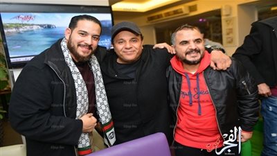 محمد فؤاد يحتفل بعيد ميلاده في كافيه 