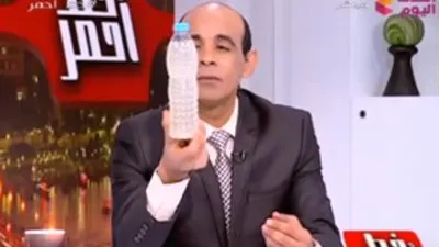 محمد موسى يظهر بزجاجة مياه على الهواء
