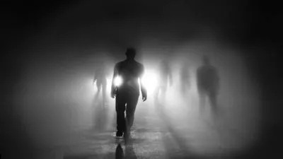 فيديو مثير للجدل.. عائد من الموت يروي تجربته ومشاهدته للملائكة والاموات