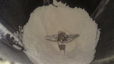 ضبط مدير مخزن يقوم بتعبئة سكر البودرة مخلوطًا بالدقيق لمواجهة ارتفاع الأسعار