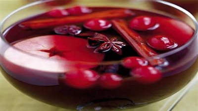 طريقة عمل كوكتيل التفاح والكرز مع أعواد القرفة