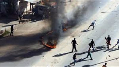 إغلاق الطرق الرئيسية بسوهاج وإضرام النيران في سيارة شرطة بسبب اختطاف طفل 