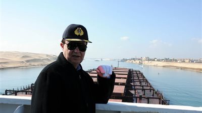 رئيس هيئة قناة السويس يشهد تجربة تشغيل كوبري النصر ببورسعيد