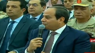 شاهد.. رد فعل السيسي على سيدة حاولت تقبيل يده