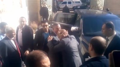 محافظ المنوفية: وزير التموين قبلني من رأسى لأنى كان عندى برد