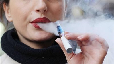 تحذير.. السجائر الالكترونية قد تسبب مرض اللثة