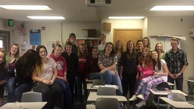 لالتقاط صورة تذكارية.. تجرد طلاب مدرسة بريطانية نهائياً من ملابسهم (صورة)