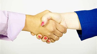 ما هو حكم مصافحة النساء ؟