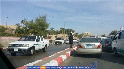 شلل مروري بطريق المطار بأسوان بسبب انفجار ماسورة صرف (صور) 