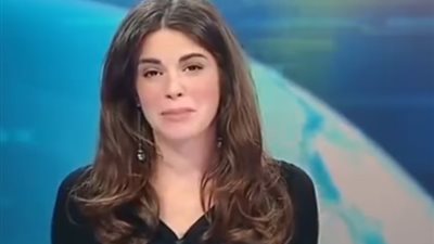 مذيعة إيطالية تنسى أن الطاولة من الزجاج فينكشف المستور (فيديو)