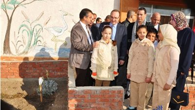 محافظ بني سويف يشارك في زراعة 8 الأف و500 شجرة زيتون (صور)