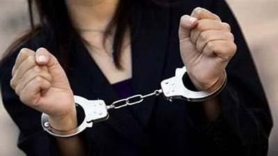 مباحث الإسكندرية تكثف جهودها لضبط متهمة هاربة من عربة ترحيلات 