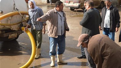 رئيس مدينة مطوبس  يتابع رفع  مياه الأمطار من الشوارع (صور)  