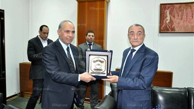 محافظ القليوبية يعد بإنشاء مصنع للكرتون من مخلفات مطابع جريدة الأهرام (صور)