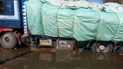 انقلاب سيارة محملة بالبضائع أمام ميناء الإسكندرية (صور)