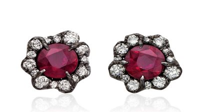 الأقراط المرصعة بحجر الياقوت لأناقتك في احتفالات الكريسماس (صور)