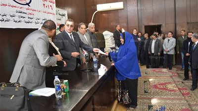 تسليم مساعدات مادية وعينية للأسر الأولى بالرعاية في الفيوم 