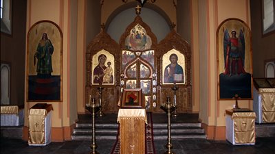 مجهولون يكتبون عبارات تهديد على أرضية 