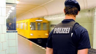 الشرطة الألمانية تحقق مع 7 مشتبه بهم في محاولة إضرام النار في شخص بلا مأوى