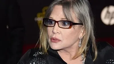 وفاة الفنانة كاري فيشر بطلة أفلام 