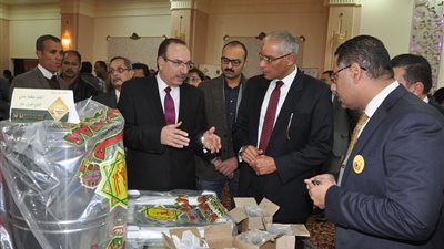 محافظ بني سويف يتفقد معرض منتجات مشروعات الصندوق الاجتماعي (صور)