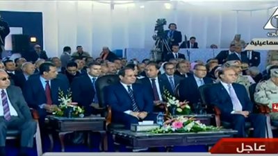 طفلة تلفت نظر السيسي.. ويحملها ويقبلها