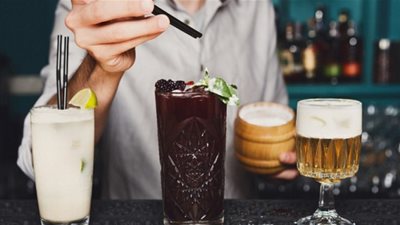 لشاربي الكحول.. ما هي الأطعمة الواجب تناولها أوالابتعاد عنها